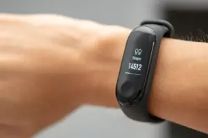  فردی با ردیاب گام fitbit روی مچ دست