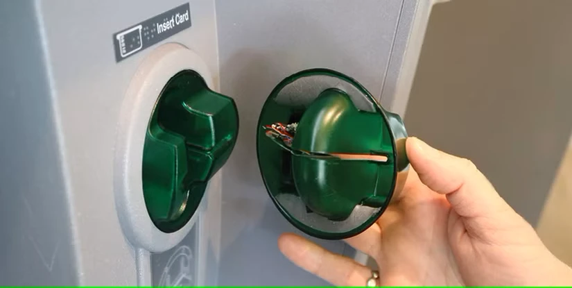 اسکیمر کارت اعتباری در برابر کارت خوان واقعی.