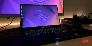 Dell XPS 13 اوبونتو را با مانیتور در پس‌زمینه اجرا می‌کند