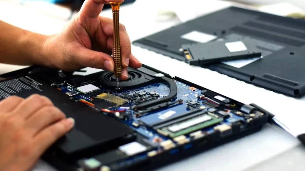 شخصی در حال تعمییر لپ تاپ