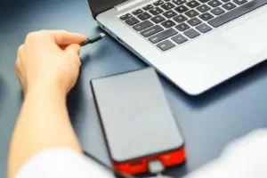 زن کابل usb c را به لپ تاپ با پاور بانک متصل می کند