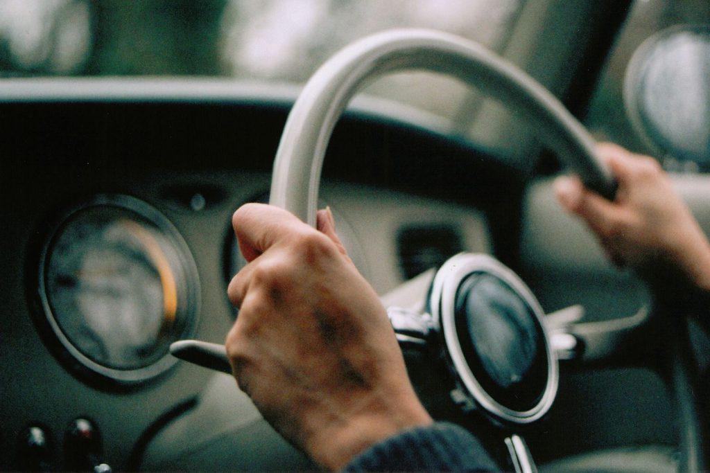 شخصی پشت فرمان خودرو
