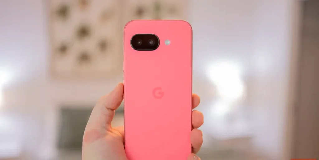 شخصی که گوگل پیکسل ۹a را در دست دارد و پشت گوشی را نشان می‌دهد