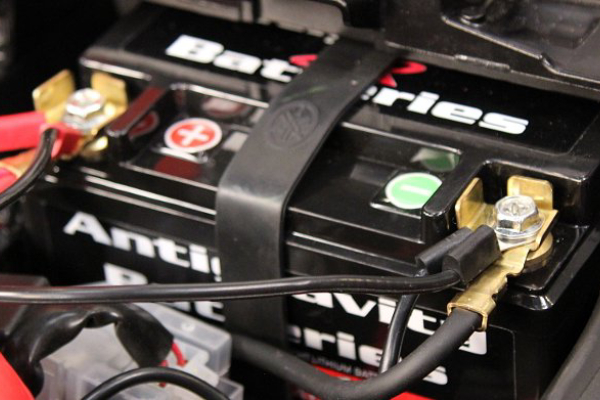 تعویض آب اسید باطری موتور سیکلت